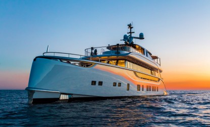 Dynamiq yacht Jetsetter and sunset