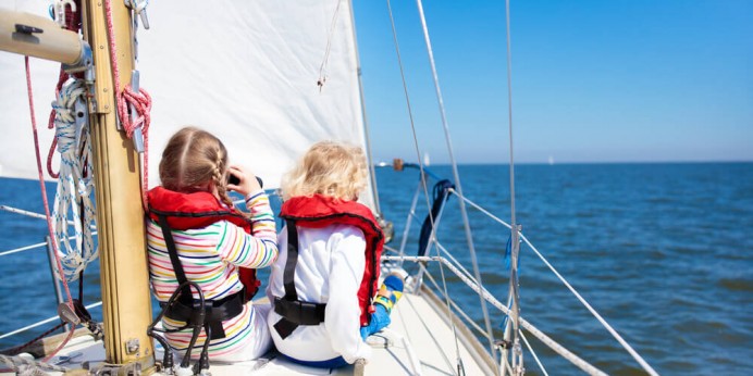 8 причин выбрать маленькую яхту для семейного круиза