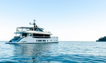 Dynamiq Jetsetter yacht from behind