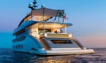 Dynamiq yacht Jetsetter by night