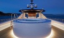 Dynamiq Jetsetter yacht Jacuzzi by night