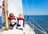 8 reasons to choose a small yacht for a family cruise